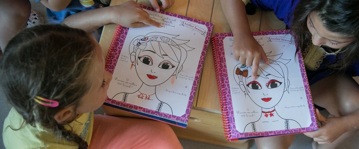 Un enfant avec un dessin