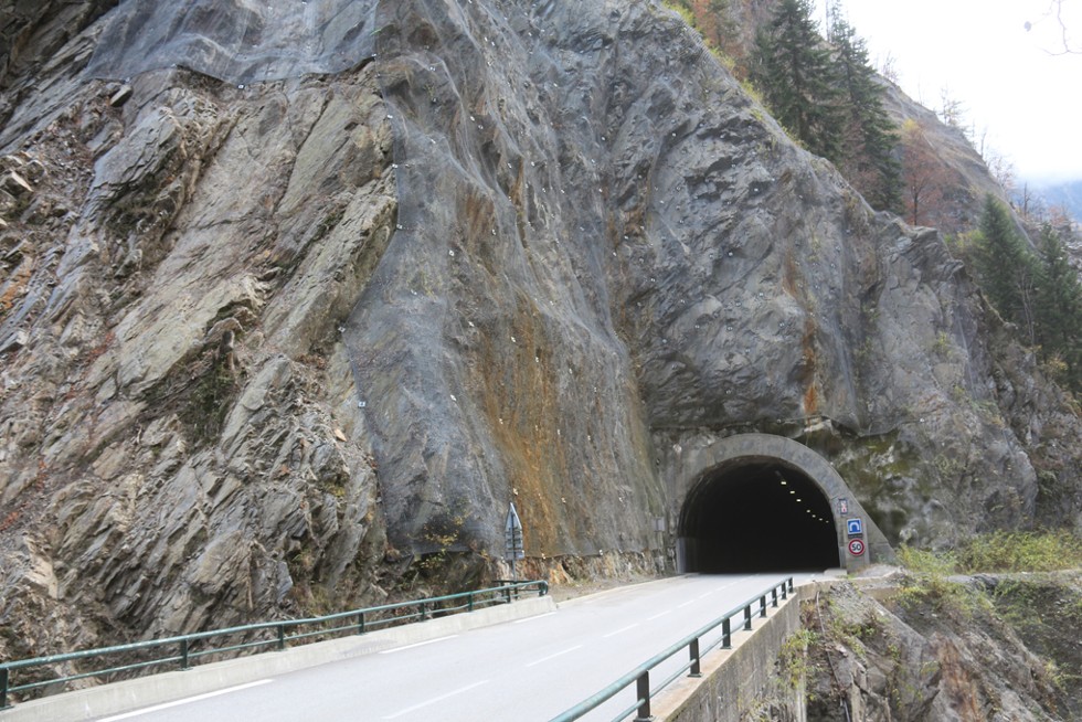 Un tunnel dans les gorges