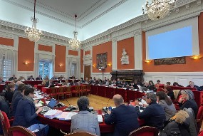 les élus dans la salle des délibérations