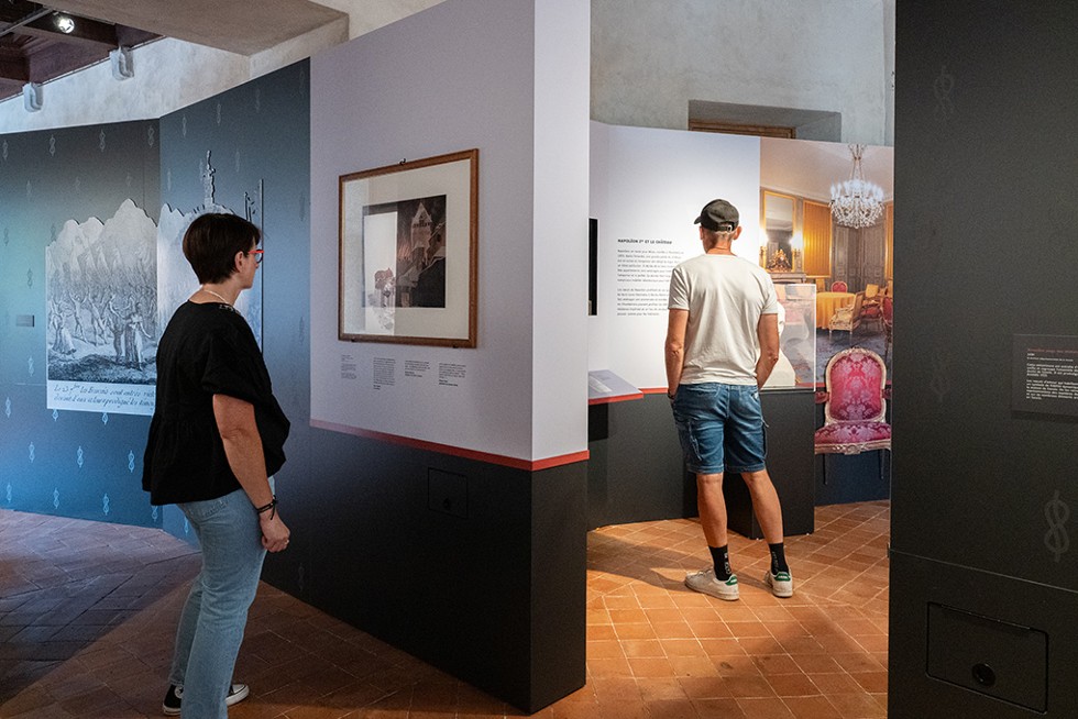 2 personnes qui visitent le musée