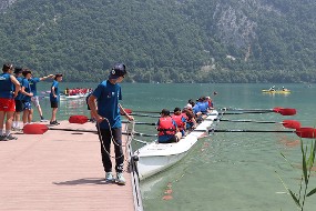 Des collégiens dans une barque