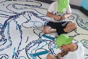 Des jeunes réalisant des mosaiques