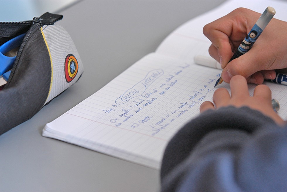 Un collégien en train d'écrire