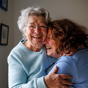 Une aidant avec une personne âgée