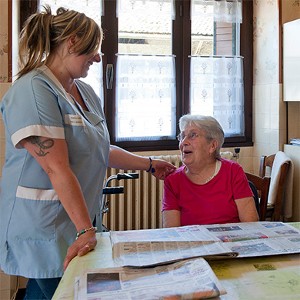 Une personne âgée se faisant aider