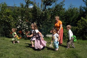 Une assistante et des enfants