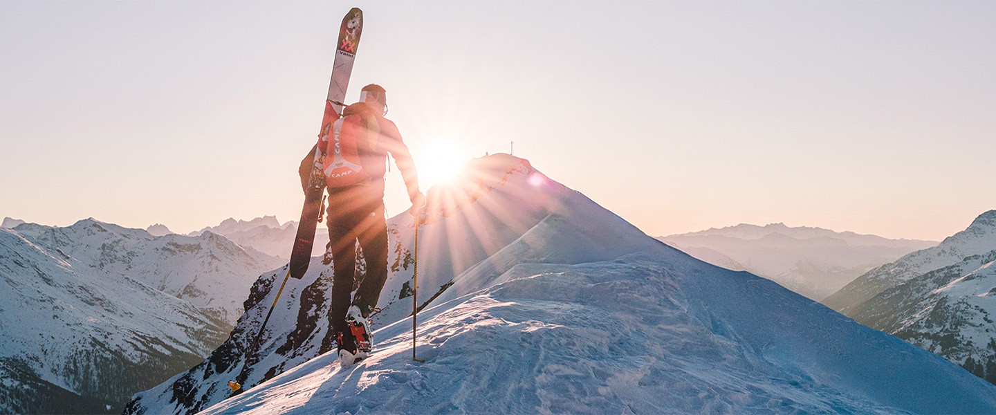 Un skieur alpiniste sur une crête enneigée