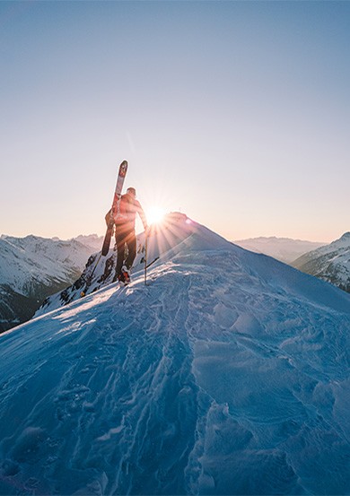 Un skieur alpiniste sur une crête enneigée