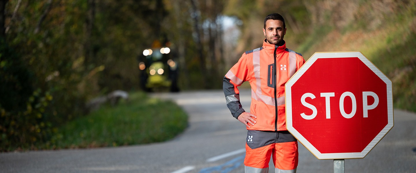 Un agent faisant "Stop"