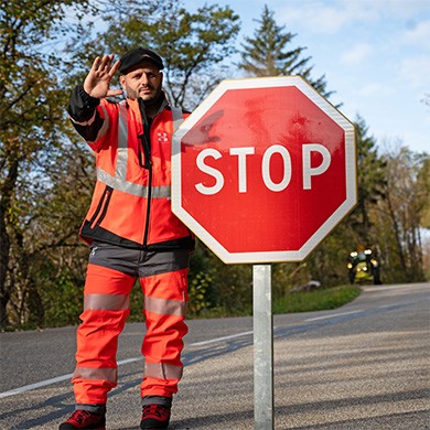 Un agent faisant "Stop"