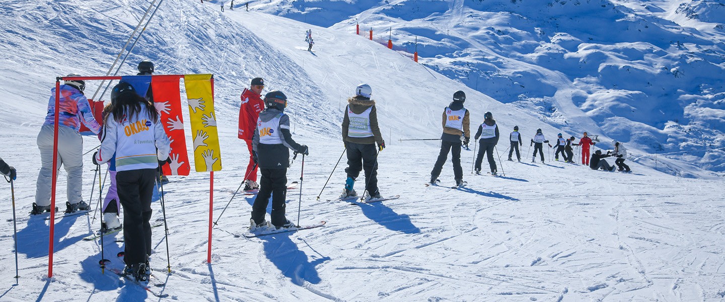 Des collégiens pratiquant le ski de fond