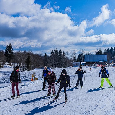 Des collégiens pratiquant le ski de fond