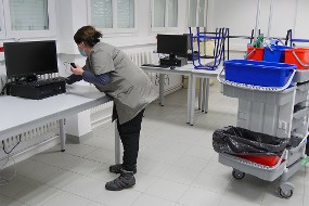 Une agente des collèges