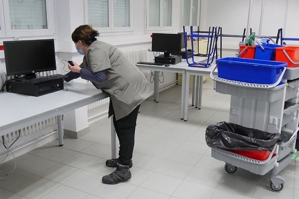 Une agente des collèges