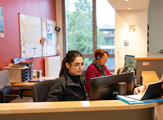 Des agents d'accueil