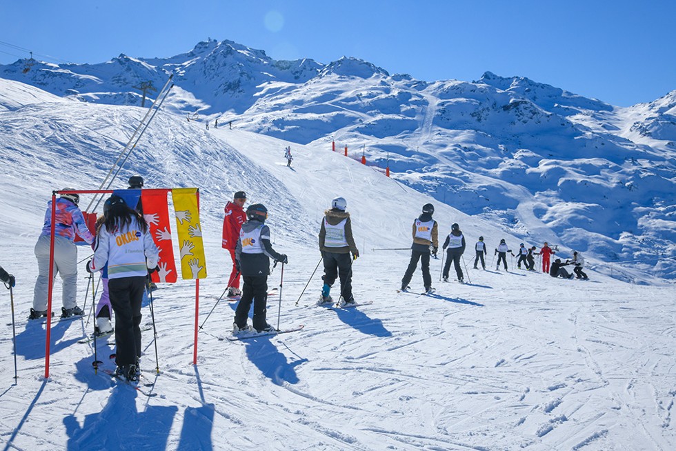 Des jeunes skieurs sur une piste