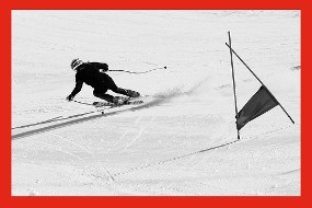 Un skieur en course