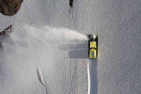 Un col en cours de déneigement