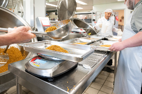 Les agents préparent les repas