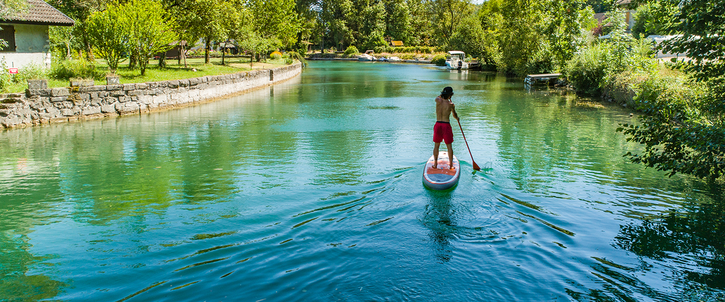 Un padel sur une rivière