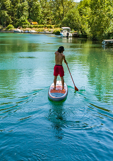 Un padel sur une rivière
